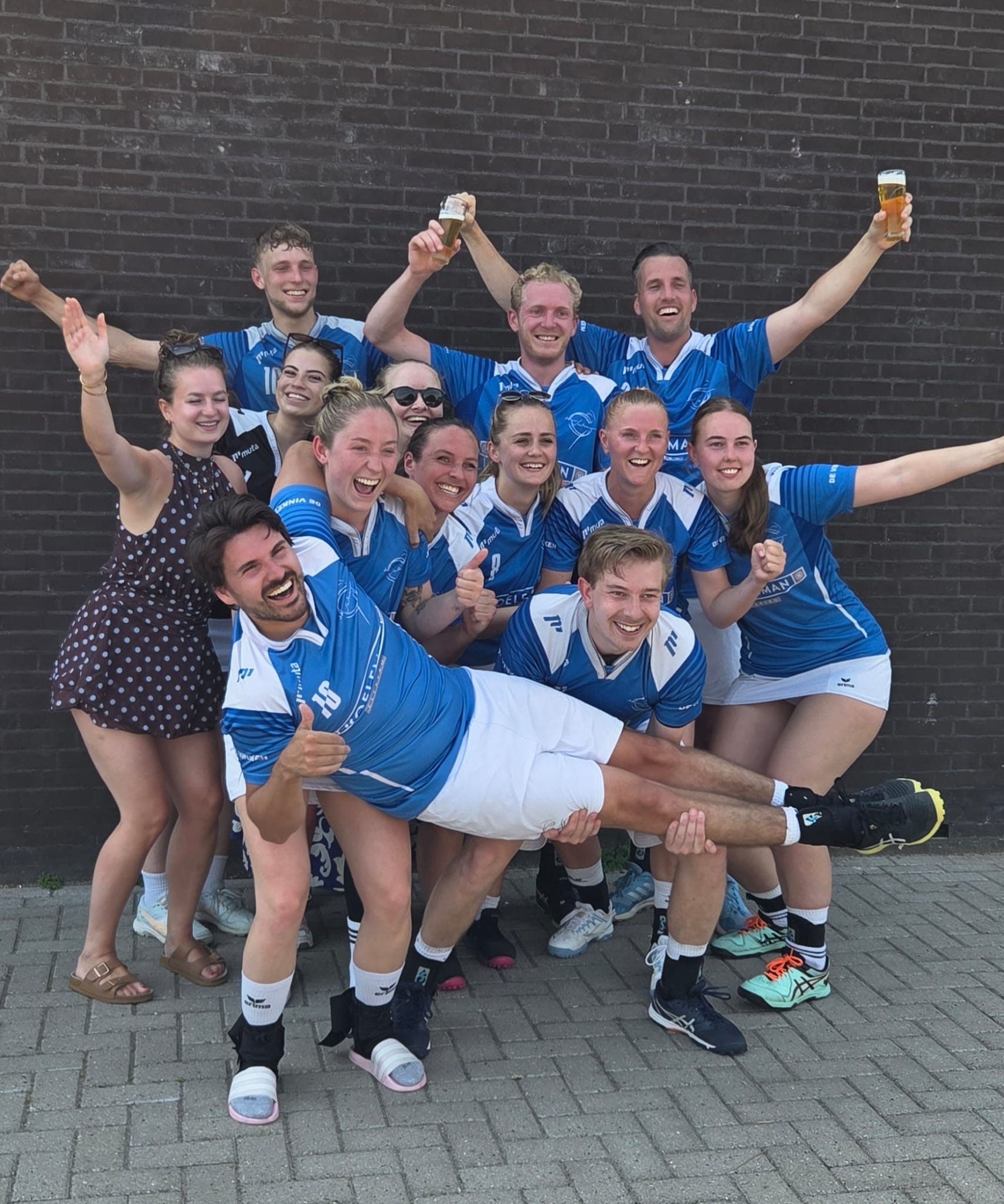 De Vinken 1 pomoveert naar de hoofdklasse